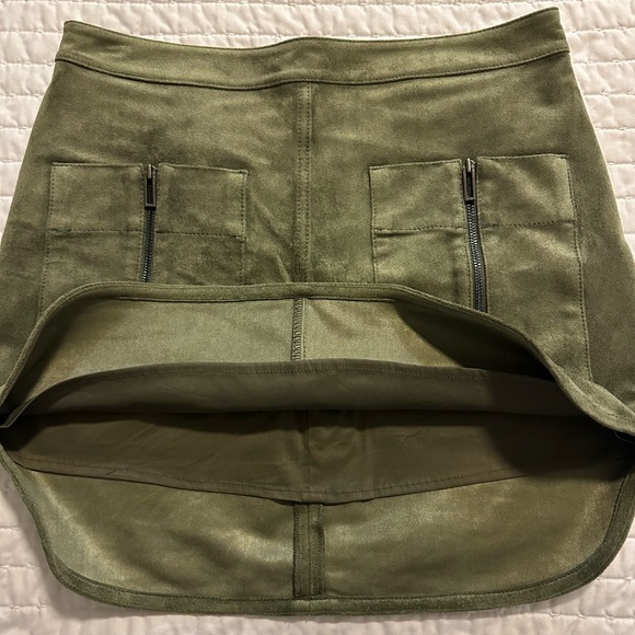 🔥BCBGMAXAZRIA Green Faux Suede Mini Skirt - Size: XXS - Picture 8 of 8